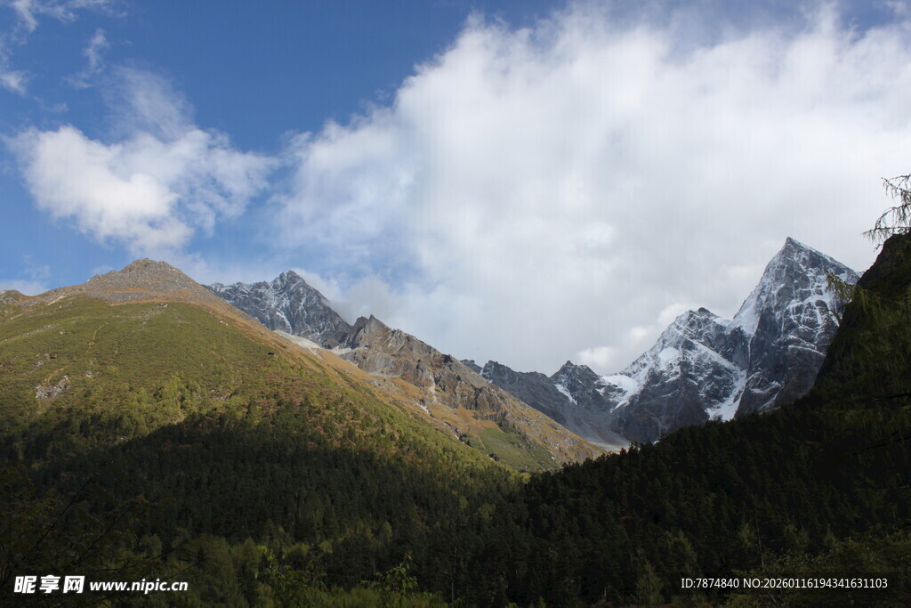 壮丽山景 蓝天白云覆青山