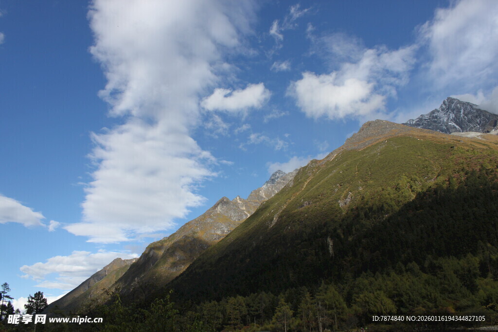 蓝天白云下的青山美景
