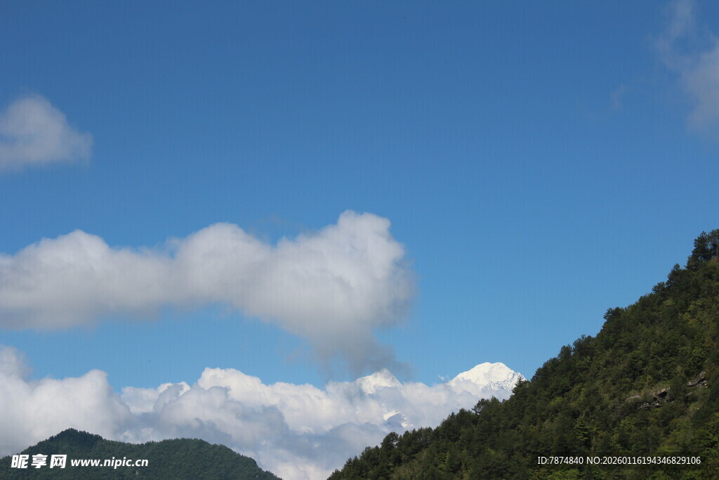 蓝天白云下的青山