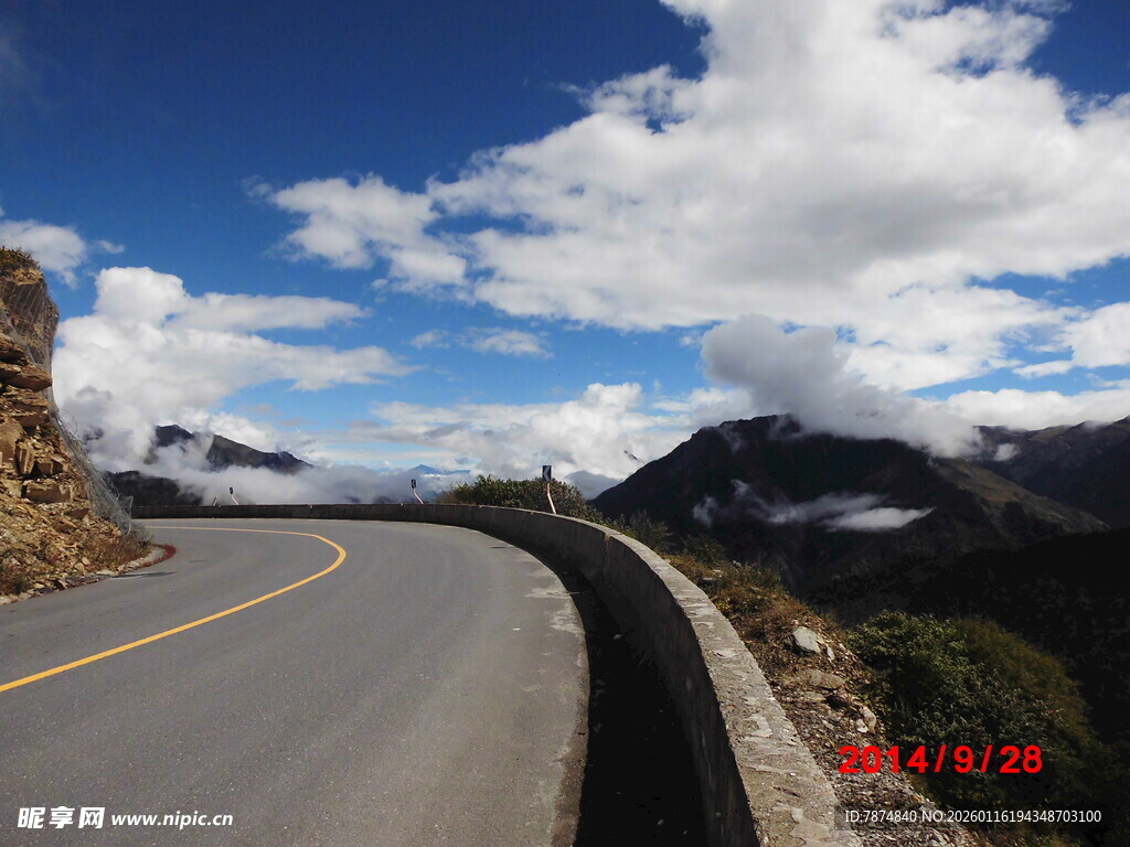 蜿蜒公路穿行壮美山间