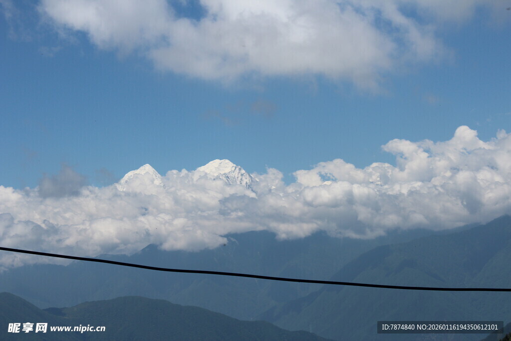 蓝天白云下的山峦美景