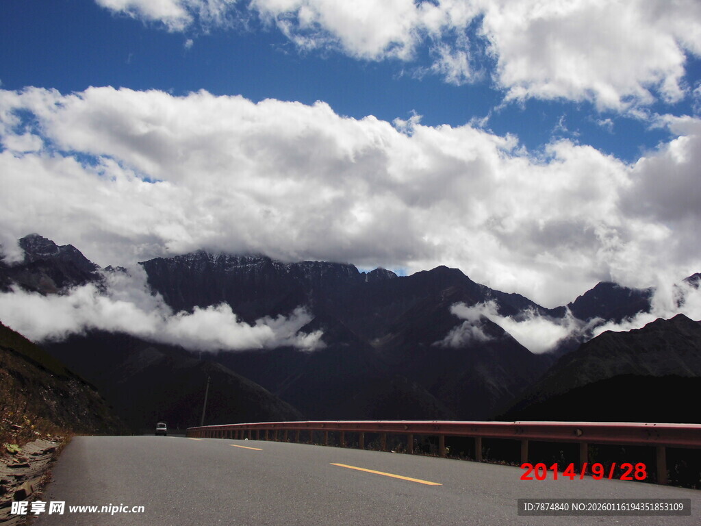 公路伸向云端壮美风景