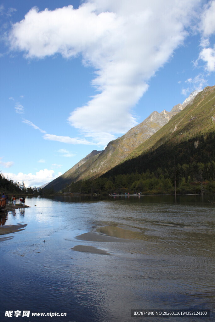 宁静山水间的美丽湖景