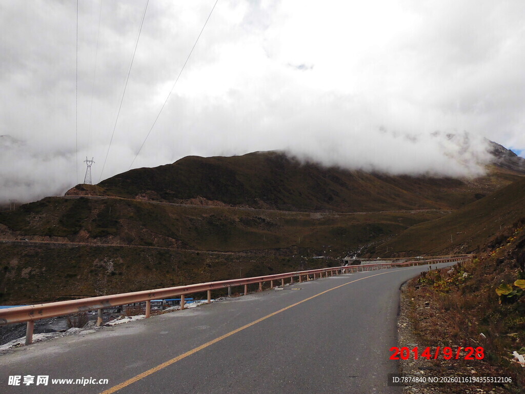 山间公路 云雾缭绕之景