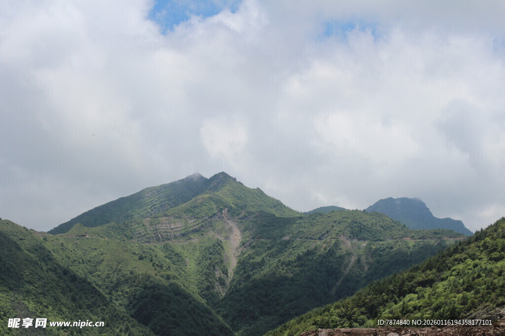 青山云雾间的秀丽山景