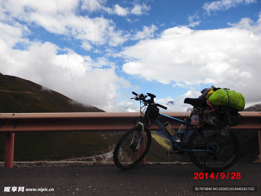 公路旁的骑行自行车