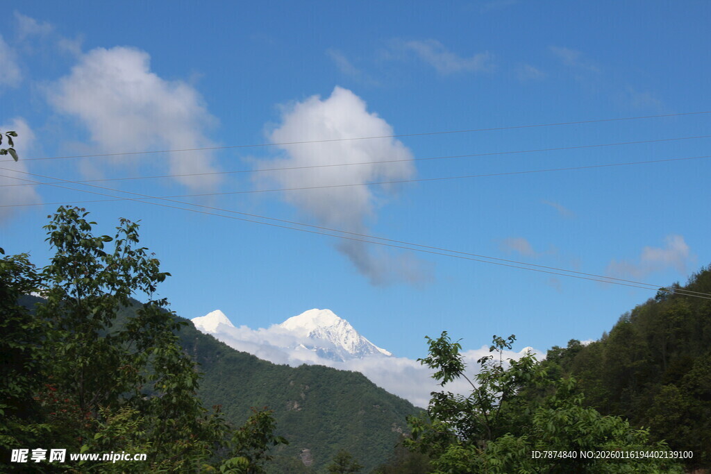 蓝天白云下的青山美景