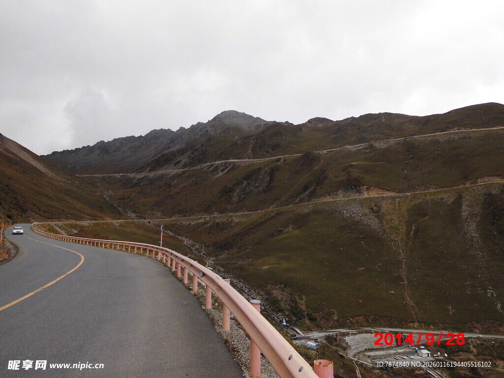 蜿蜒山路旁的壮丽山景