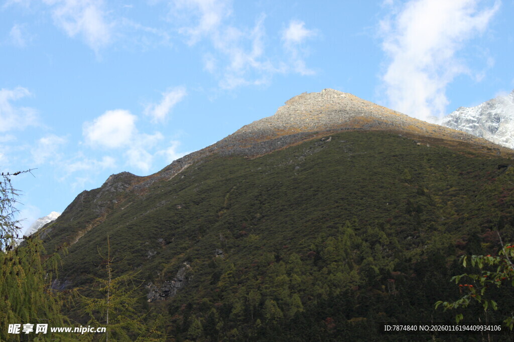 巍峨青山蓝天白云美景