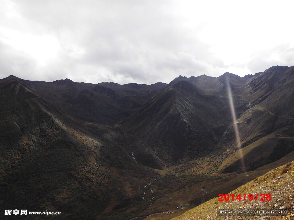 云雾缭绕的壮丽山脉景观