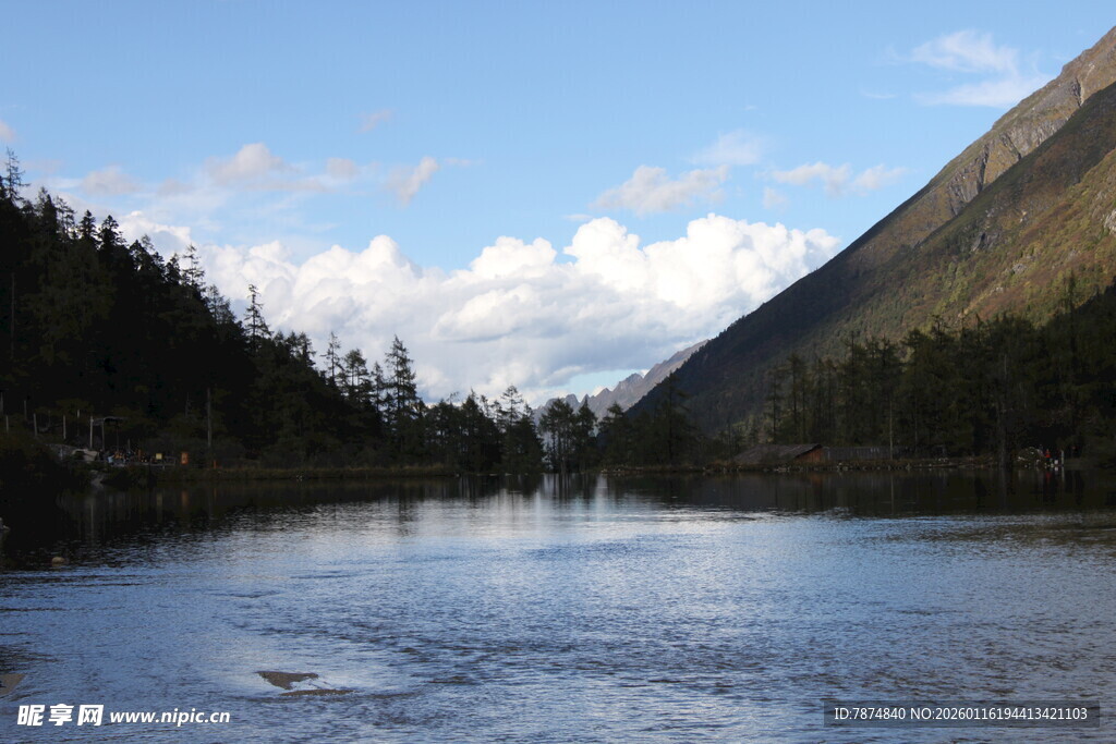 山间宁静湖泊美景