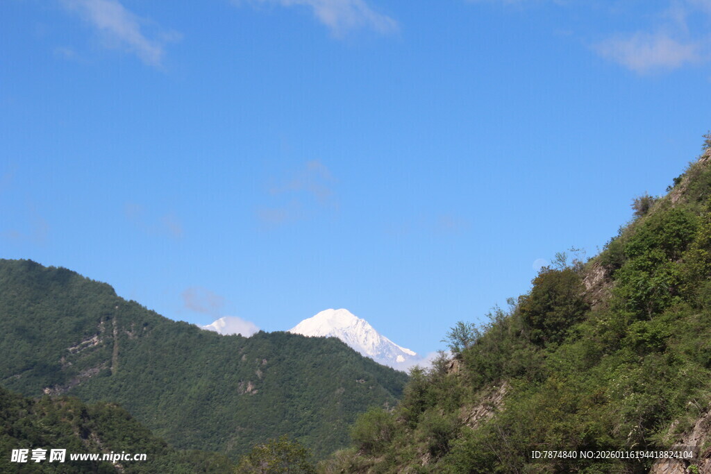 青山间的雪山远景