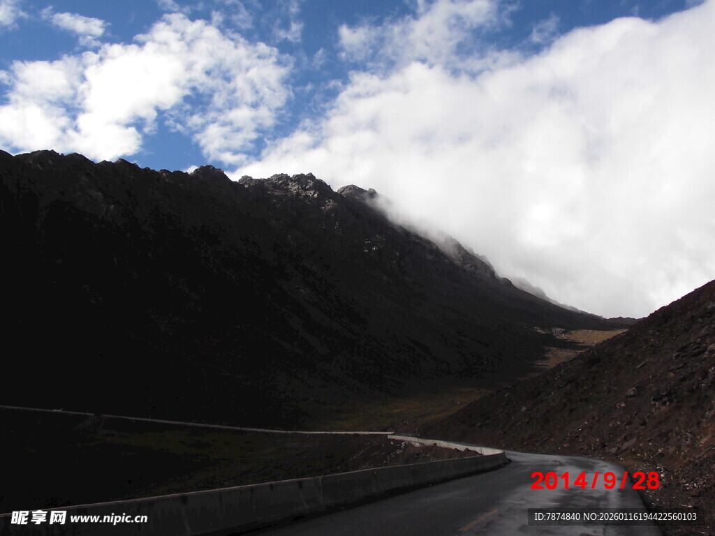 山间公路 云雾缭绕之景