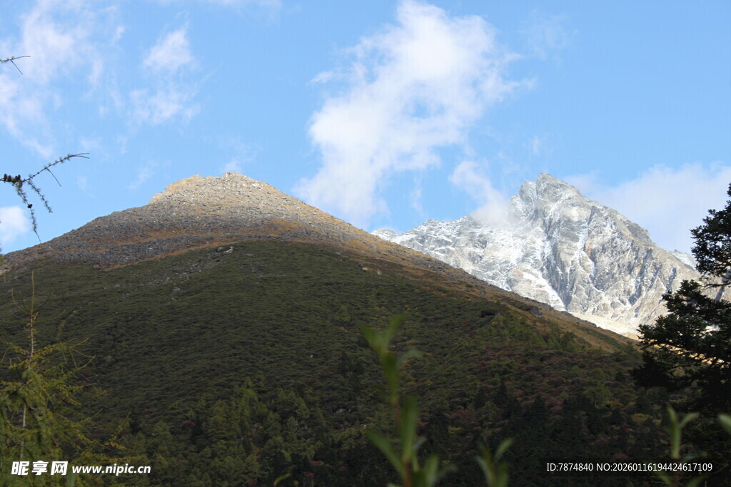 巍峨青山与远处雪峰