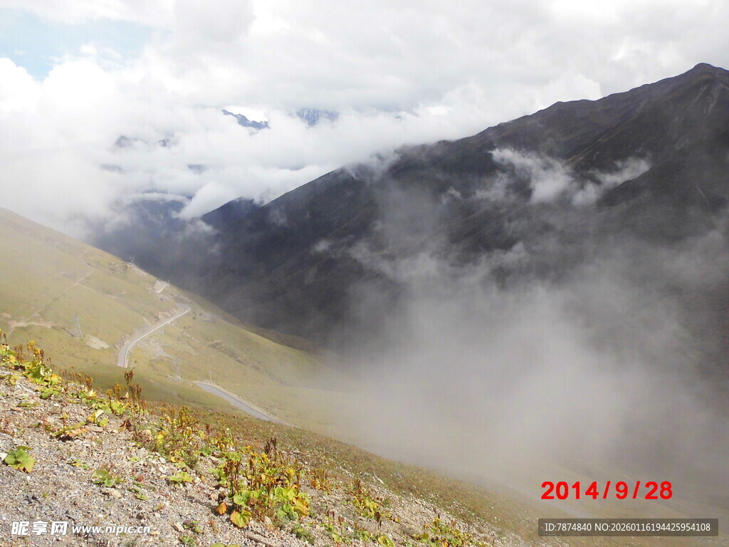 云雾缭绕的山间美景