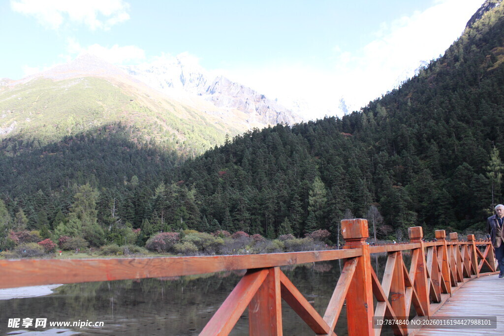山间木桥伴秀丽湖景