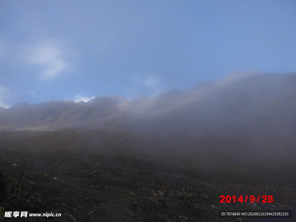 山间云雾缭绕的自然景致