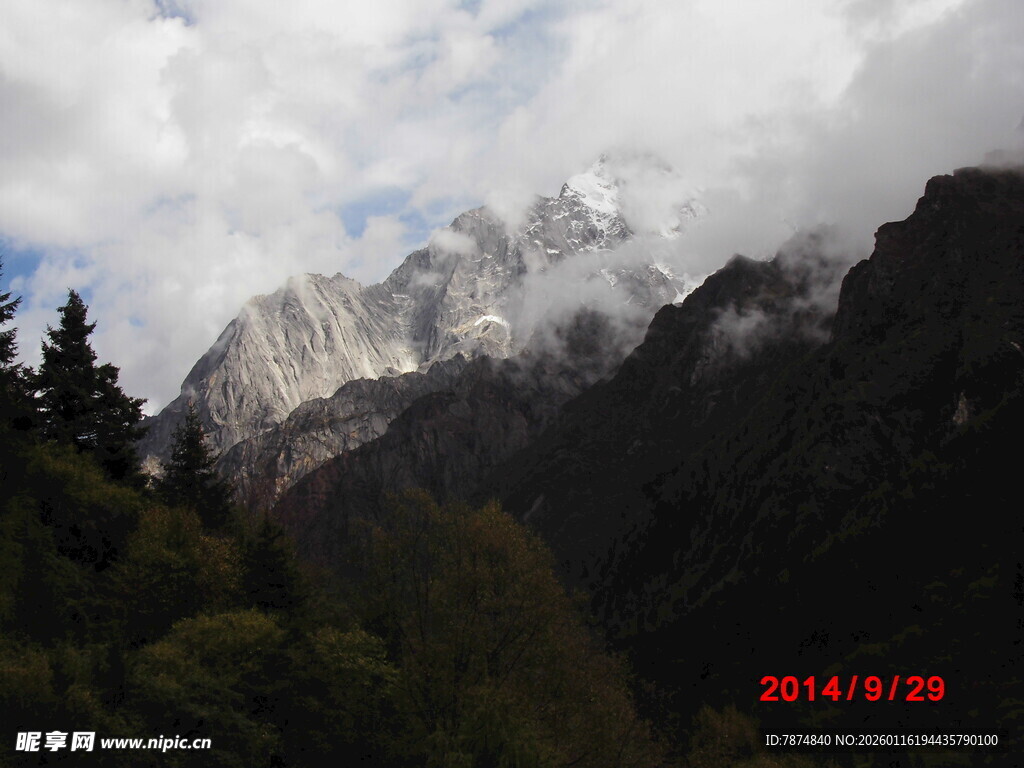 云雾缭绕的巍峨雪山