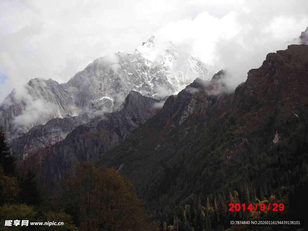 云雾缭绕的壮丽雪山