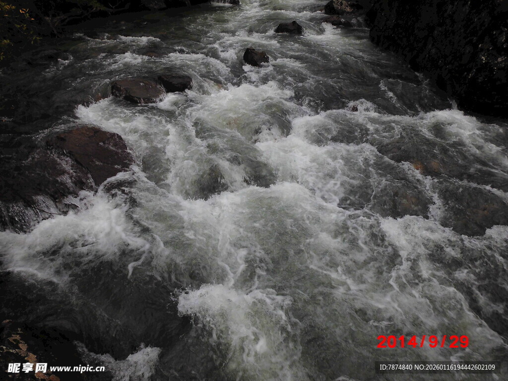 湍急溪流中的嶙峋石块
