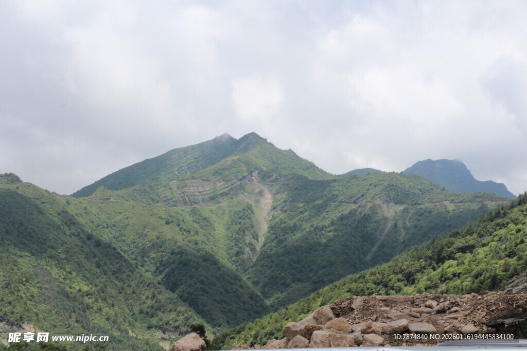 青山叠翠的秀丽山间景色