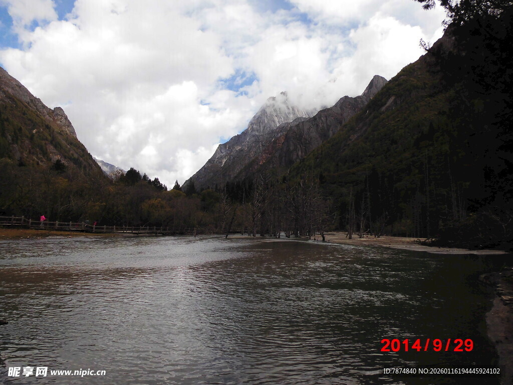 山间湖泊美景