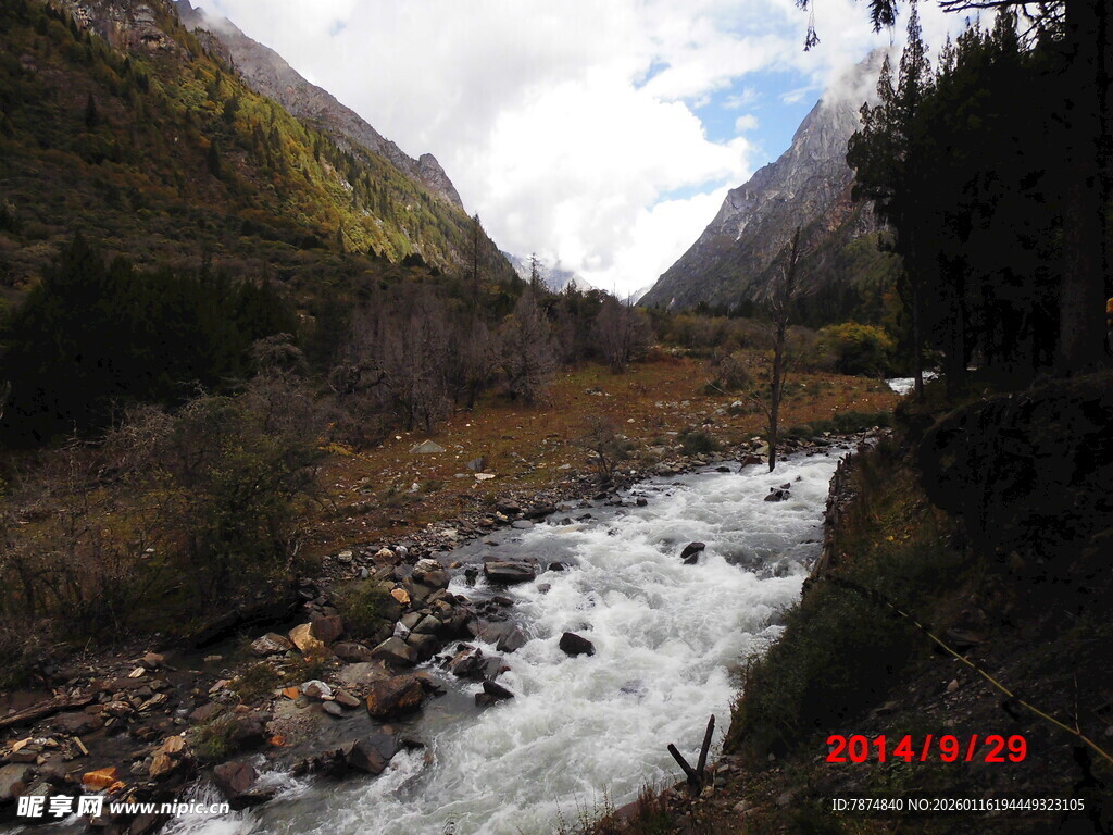 山间湍急溪流风景