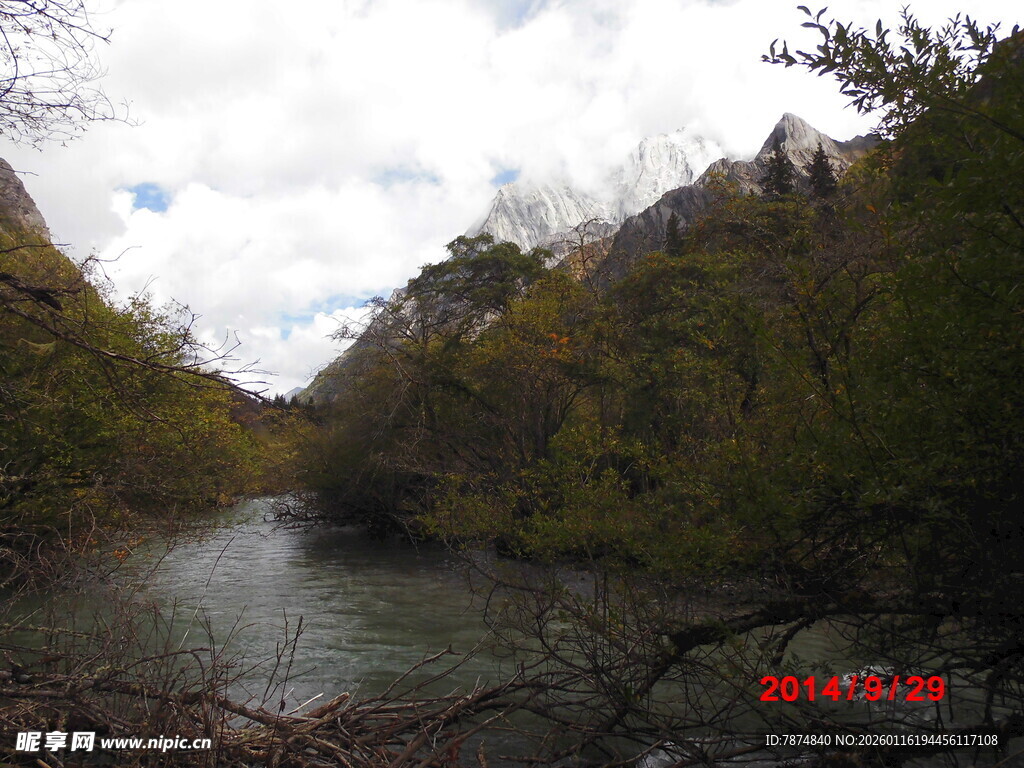 山间河流秋日风景图