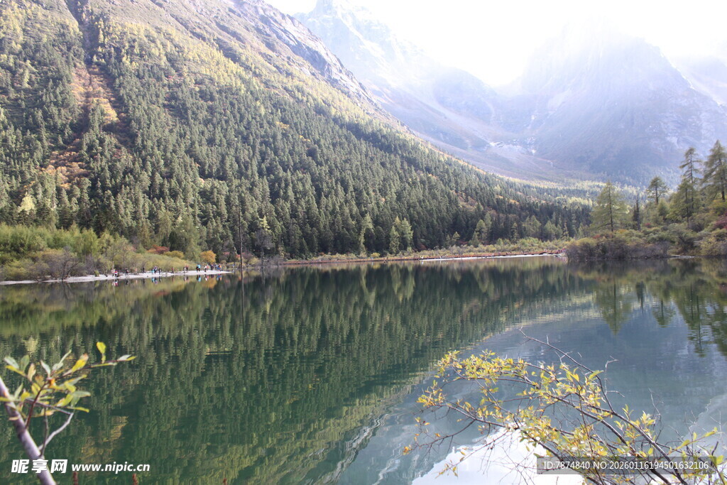 山间静谧湖景