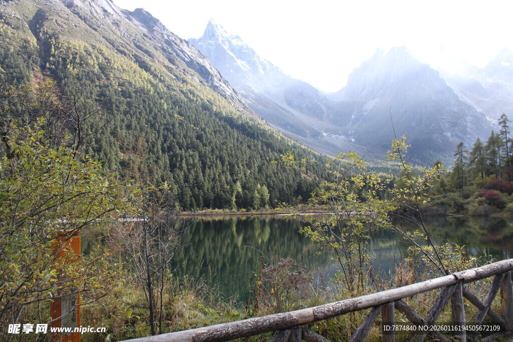 山间湖畔美景