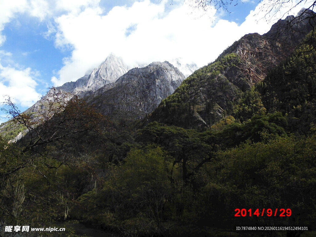 巍峨山峦与葱郁植被景观