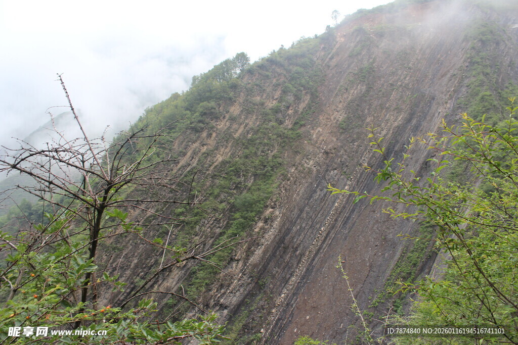 云雾缭绕的陡峭山壁