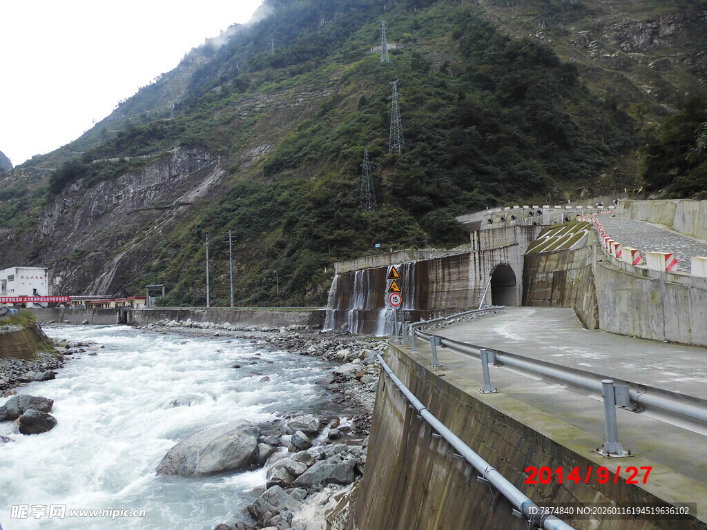 山间湍急河流旁的建筑