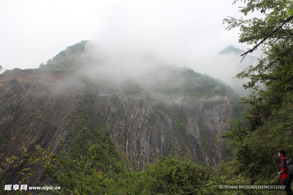 云雾缭绕的山间徒步景色