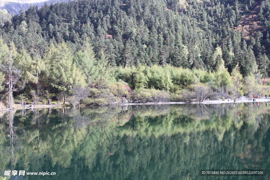 宁静湖畔山林倒影美景