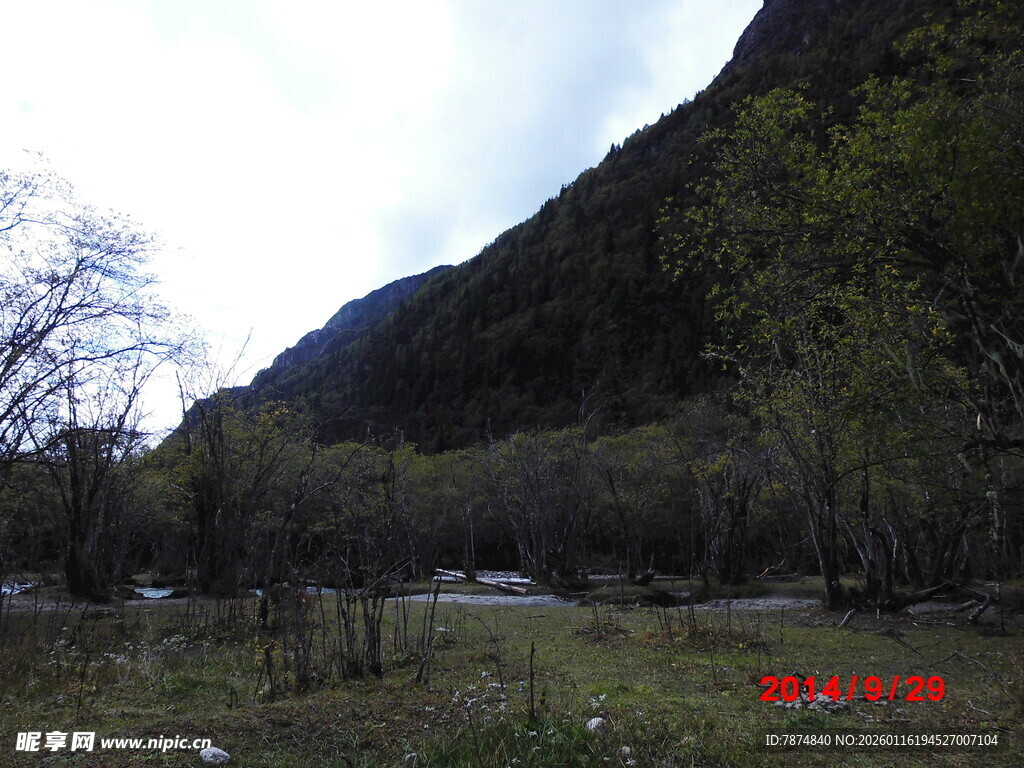 山间河谷自然风光