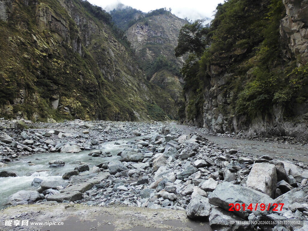 山间碎石遍布的湍急河流
