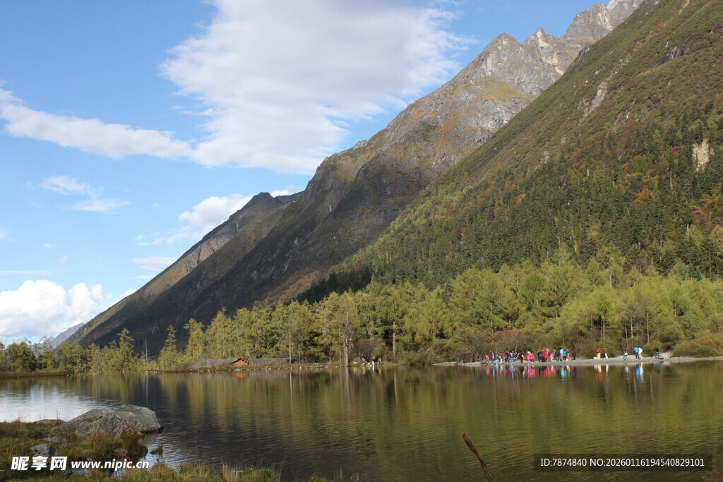湖畔青山美景