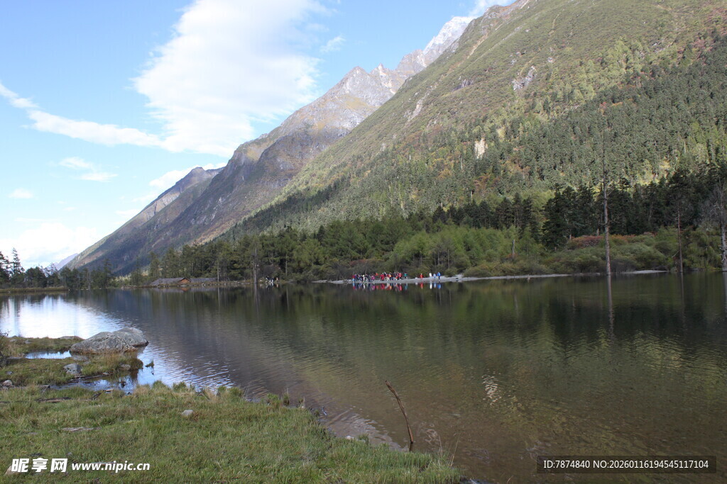 山间静谧湖泊美景
