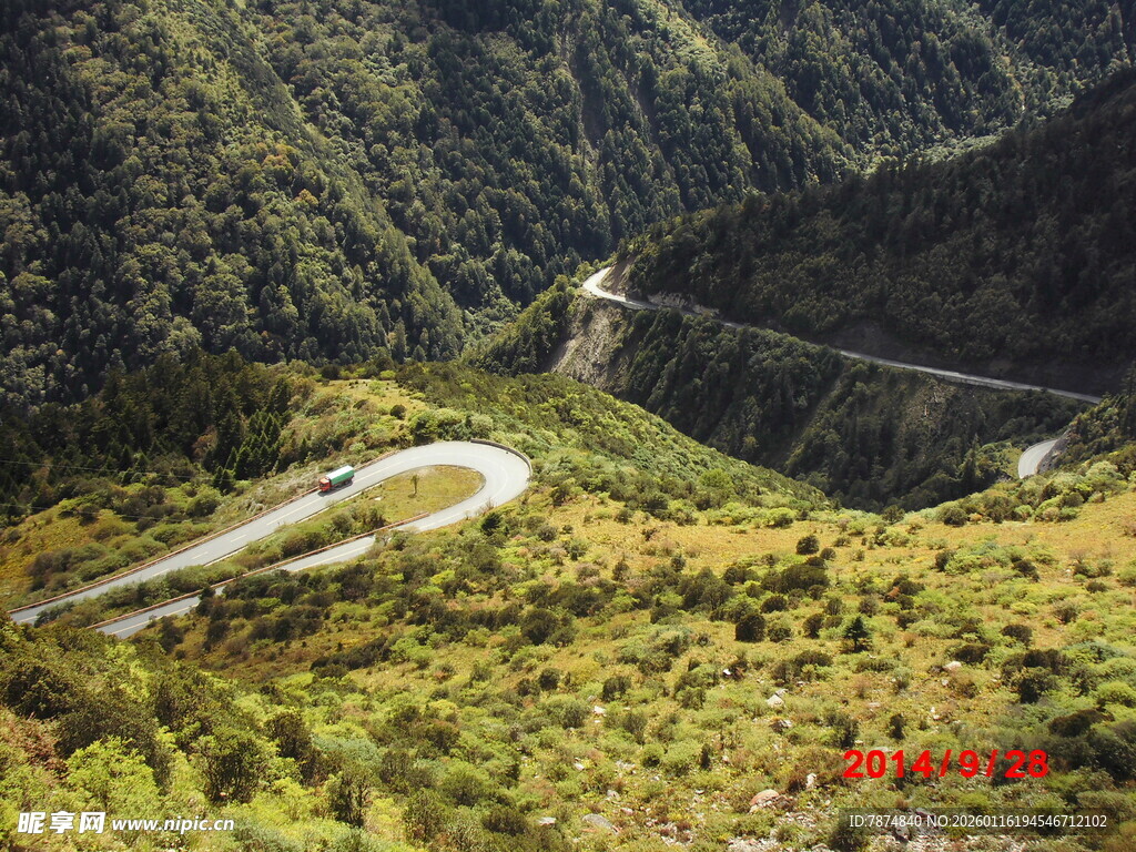 山间蜿蜒公路美景