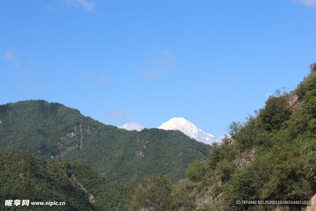 青山蓝天美景