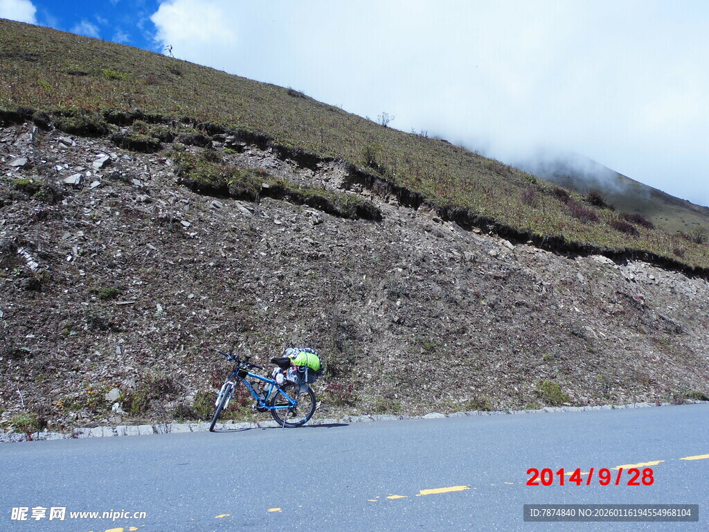 骑行者在山间公路奋力骑行