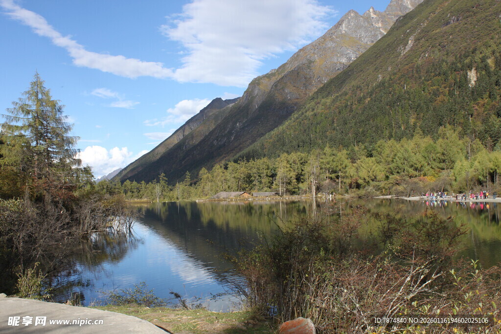 山间静谧湖景
