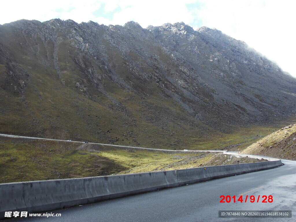公路旁壮美山景