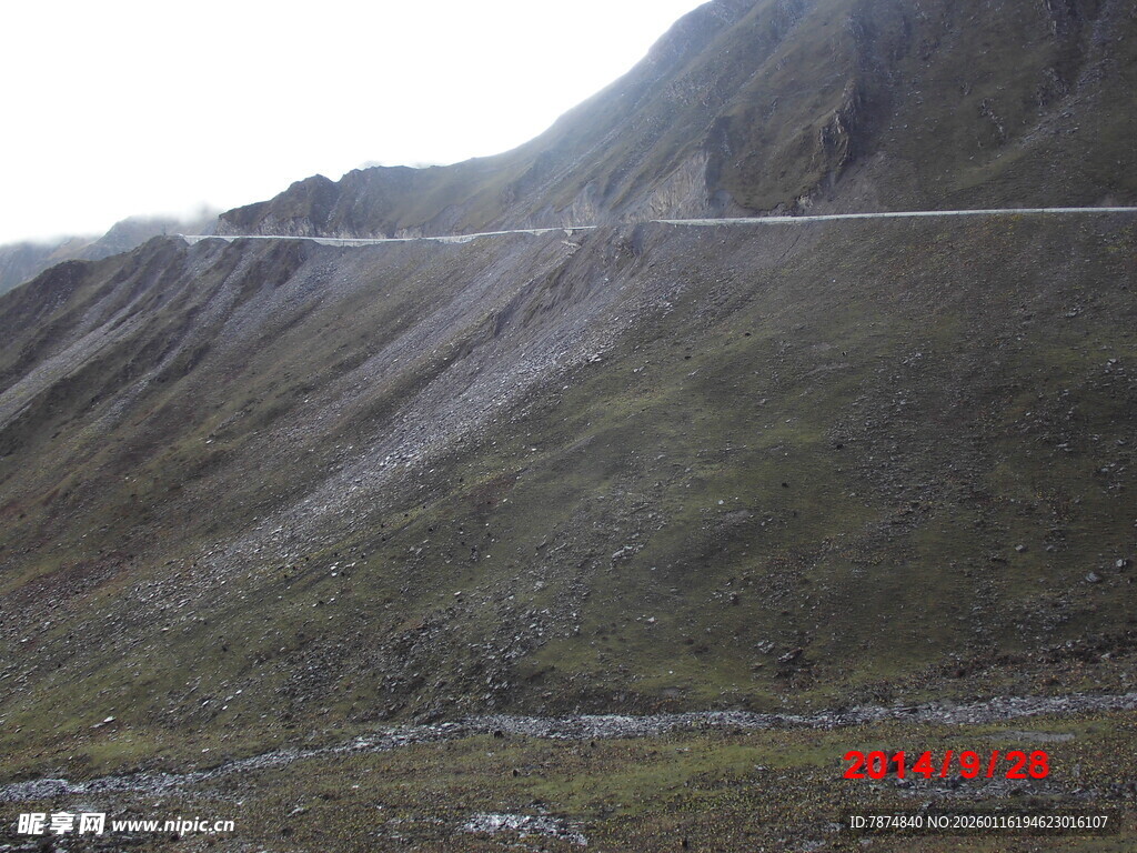 山间蜿蜒公路