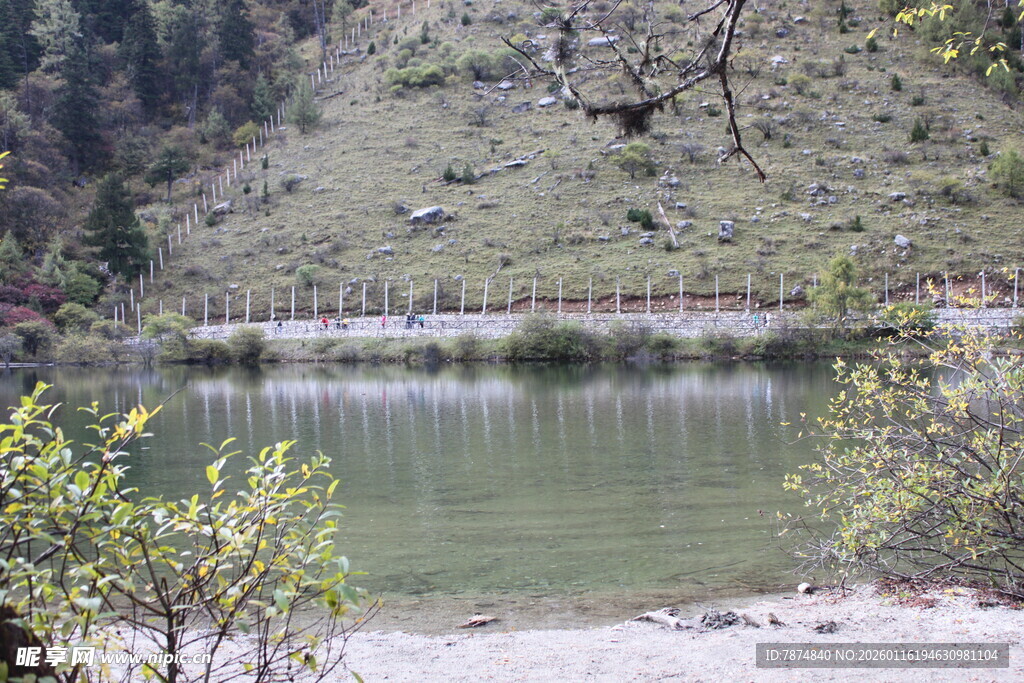 山间静谧湖水景色