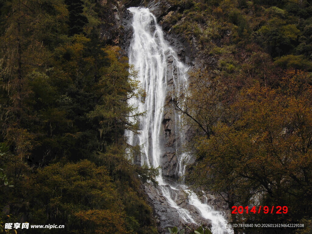 山间瀑布景观