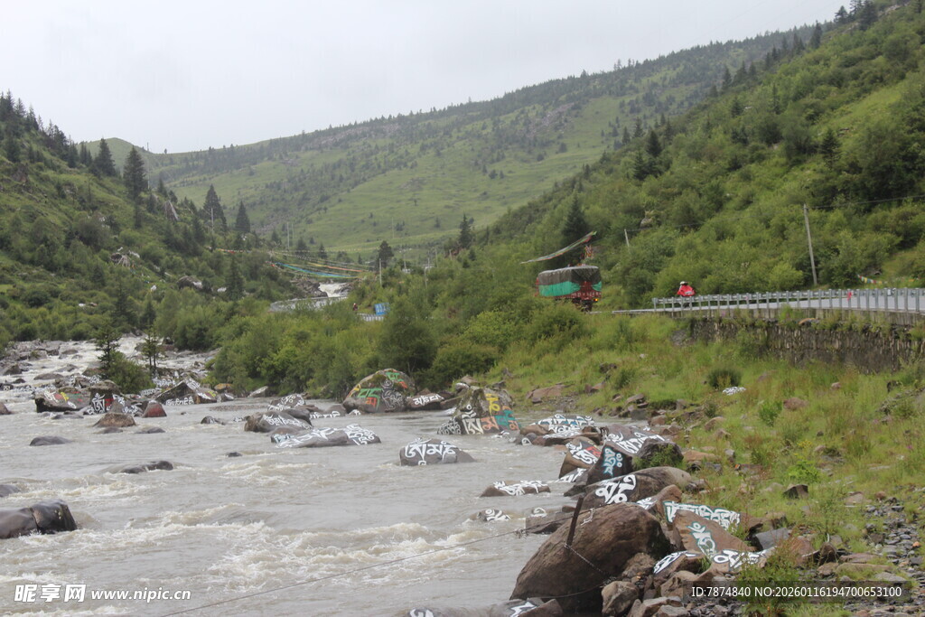 山间湍急河流与周边景致