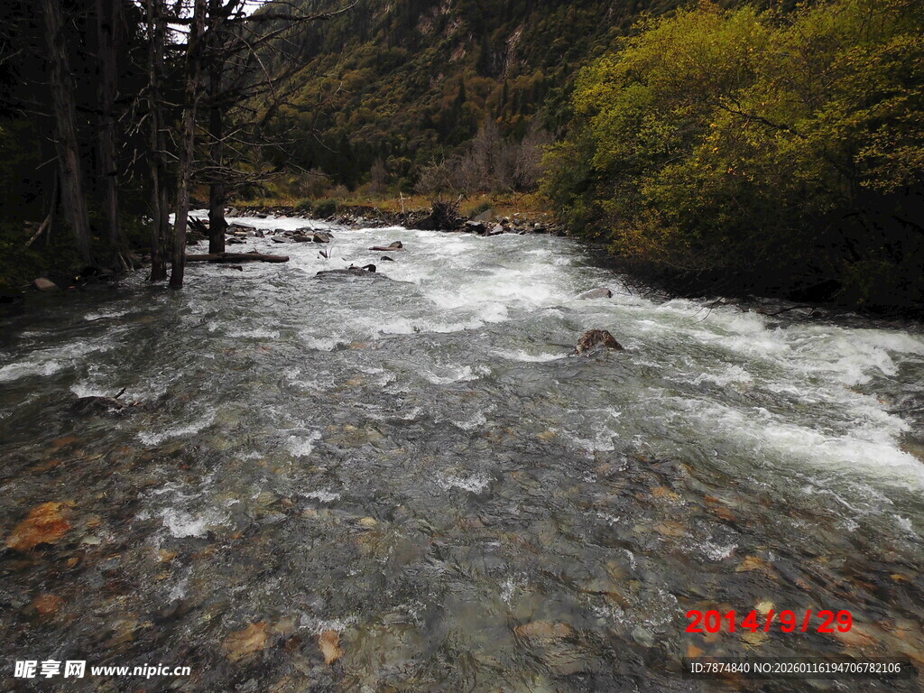 山间湍急溪流