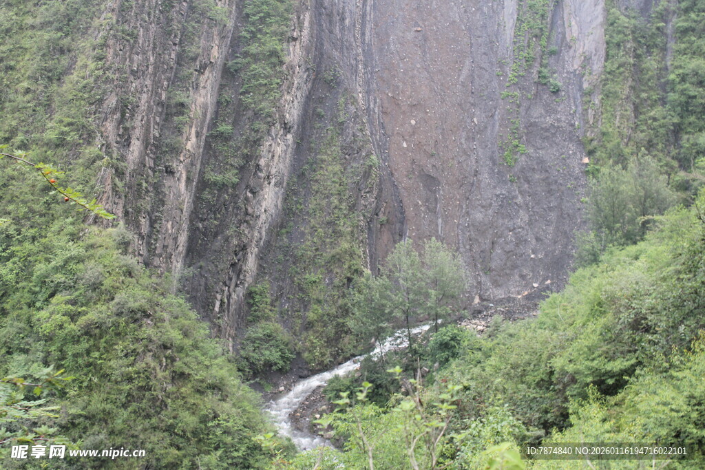 峡谷间的潺潺溪流